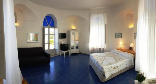 巴蒂帕利亚Farmstay La Morella的一间卧室,卧室内配有一张床和一把椅子