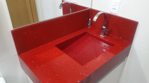 托雷斯Apartamento 601 3 Dormitórios的带镜子的浴室内的红色水槽