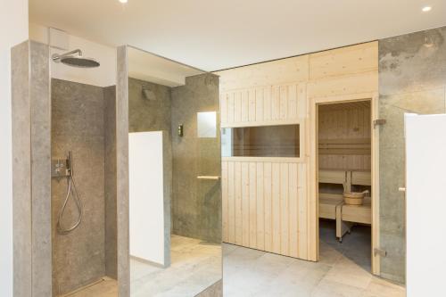 WeilheimGret-Stube的带淋浴和卫生间的浴室