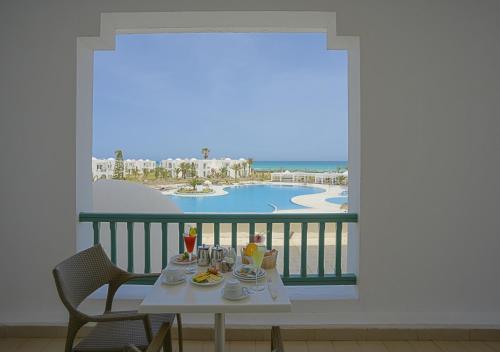 米多恩文奇太阳神海滩酒店的一张带食物的桌子,享有海景