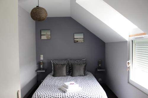 Huisnes-sur-MerAux Chambres du Mont的一间卧室配有一张带白色床罩的床
