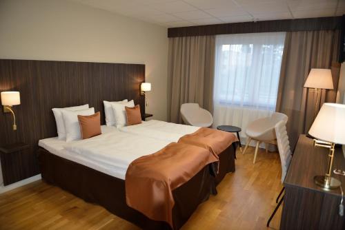 卡尔斯塔德诺瓦酒店的一间设有大床和窗户的酒店客房