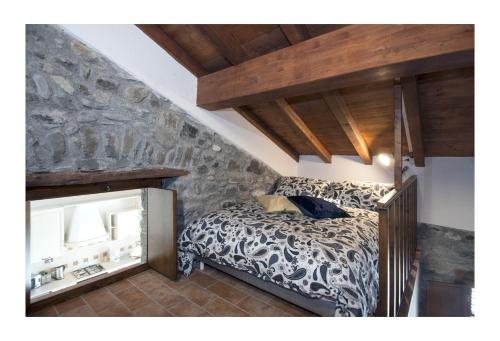 TresanaIl Borgo di Tresana Casa Marina的一间卧室设有一张床和石墙
