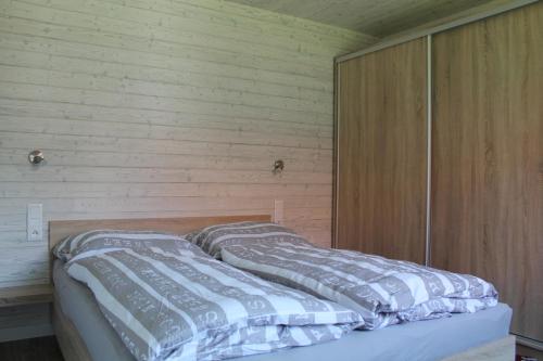 利普托斯基米库拉斯Malina - AND Apartment的一张床上有两个枕头的房间
