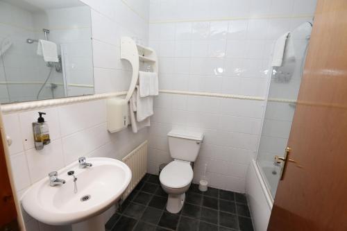 百利科内尔The Keepers Arms的白色的浴室设有卫生间和水槽。