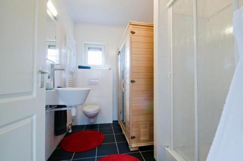 WierdenErve Woolderink的白色的浴室设有水槽和卫生间。
