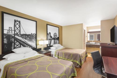 马丁内斯马丁内斯速8酒店的一间酒店客房,设有两张床和电视