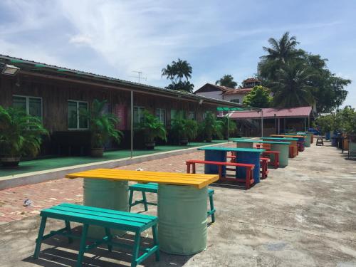 马六甲吉里望马波海度假村的建筑物前面的一排桌子和长凳