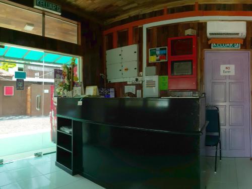马六甲吉里望马波海度假村的一间厨房,在房间内配有黑色的柜台