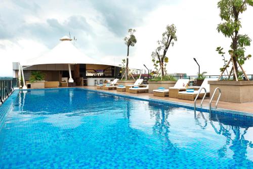 Satoria Hotel Yogyakarta - CHSE Certified内部或周边的泳池