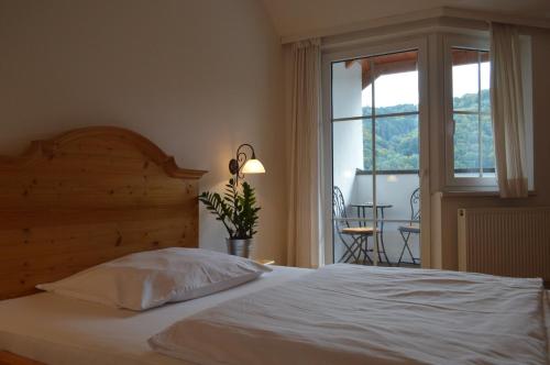 佩尔森贝格Pension Hinterleithner的卧室配有白色的床和窗户。