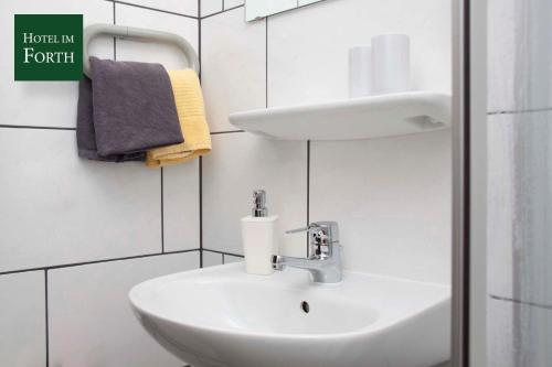 奥伊滕艾姆弗斯酒店的白色的浴室设有水槽和卫生间。