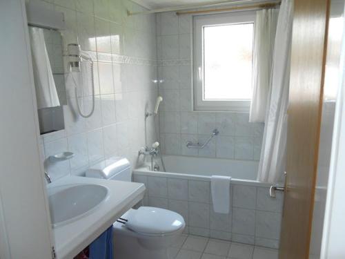 米伦木屋海葵2旅馆的浴室配有卫生间、浴缸和水槽。