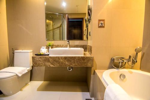 Acacia Hotel Manila的一间浴室