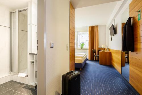 科隆MesseHotel Köln-Deutz的一间酒店客房 - 带一张床和一间浴室