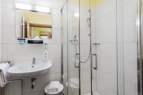 锡格堡卡赛罗勒酒店的带淋浴、盥洗盆和卫生间的浴室