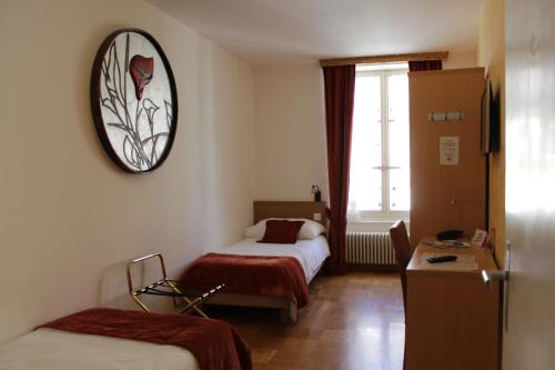 尼翁西克里十六世旅馆的酒店客房设有两张床和墙上的时钟。