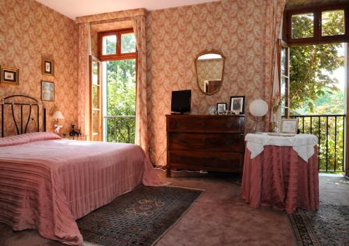 Passirano廓苑民宿的一间卧室配有一张床和一个带镜子的梳妆台