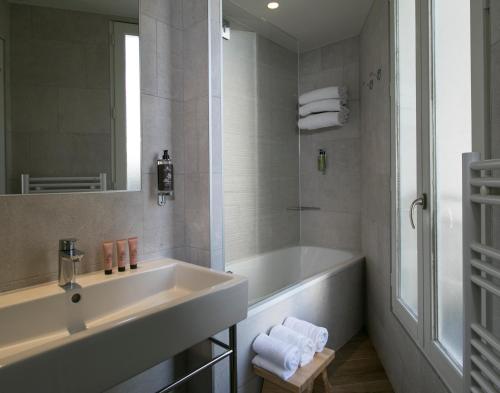 Hotel de Neuville Arc de Triomphe的一间浴室