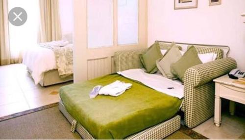 弗洛里亚诺波利斯Il Campanario Villaggio room的客厅配有沙发和1张床