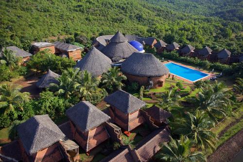 戈卡尔纳SwaSwara Gokarna - CGH Earth的享有带游泳池的度假村的空中景致