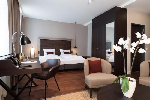 赖因贝格Hotel am Fischmarkt的酒店客房,配有一张床、一张桌子和椅子