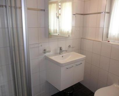 格林德尔瓦尔德帕芬斯托克利公寓的白色的浴室设有水槽和卫生间。