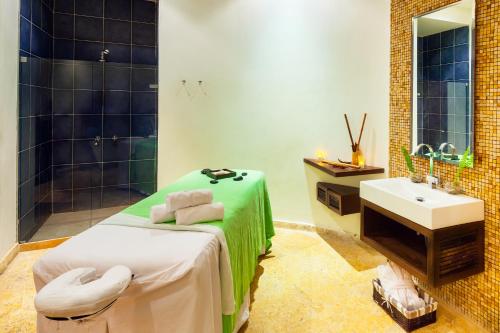 布兰卡滩巴鲁得可麦仑酒店&度假村 - 全包 的一间带床、水槽和淋浴的浴室