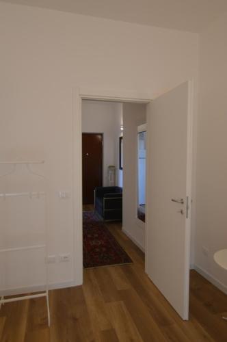 维罗纳Via Da Velo 8 appartamento的客厅设有玻璃门,可通往浴室