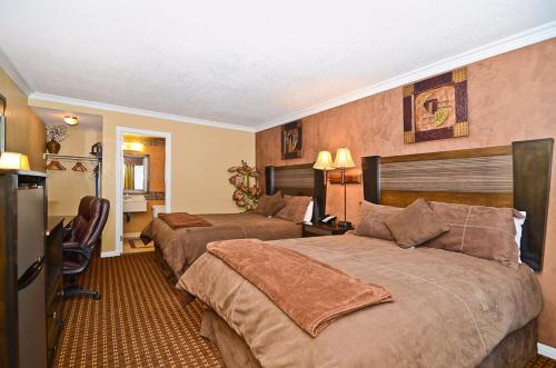 圣塔克拉瑞塔圣塔克拉瑞塔汽车旅馆的酒店客房设有两张床和电视。