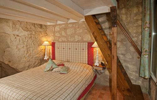 TurquantLogis Demeure de la Vignole的一间带一张床的卧室,位于带楼梯的房间