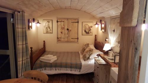 法弗舍姆The Shepherds Snug的一间小卧室,配有一张床和一张桌子
