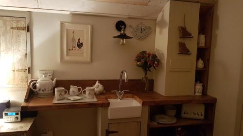 法弗舍姆The Shepherds Snug的厨房配有水槽和台面
