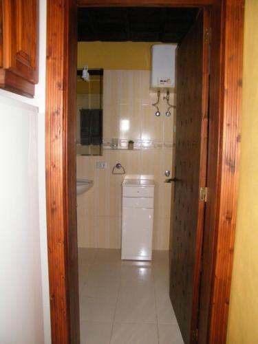 圣伊西德罗Casa Rural San José的一间带水槽、洗衣机和烘干机的浴室