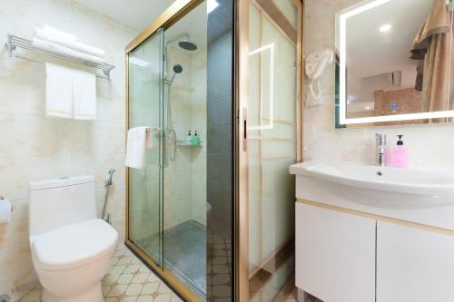 广州康柏斯酒店的带淋浴、卫生间和盥洗盆的浴室