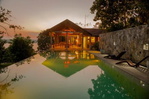 肯克拉科加拉海之星度假屋的别墅前方设有游泳池
