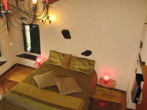 MaissanaNew Arcobaleno Ossegna的卧室配有一张床,墙上有两根蜡烛