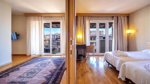 塞萨洛尼基阿斯托利亚酒店的酒店客房设有一张床和一个阳台。