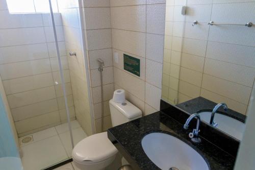 特雷西纳Velit Hotel的一间带水槽、卫生间和淋浴的浴室