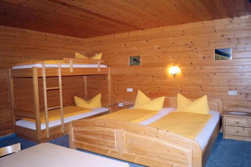 阿尔贝施文德阿尔卑斯布鲁格勒酒店的小屋内设有一间带两张双层床的卧室