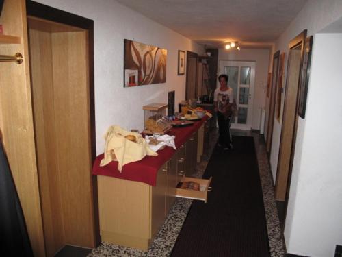 卡普尔奥斯利奥旅馆的女人站在一个有柜台的房间