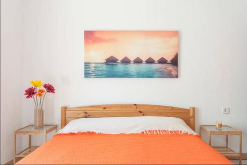 布拉内斯LG Plaza Merida的一间卧室配有一张带橙色毯子的床