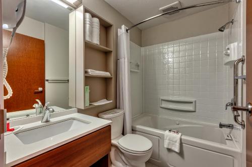 尼亚加拉瀑布城麦克罗特客栈&套房的一间浴室