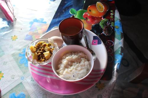 PatlekhetPatlekhet Community Homestay的盘子饭和小吃