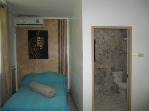 邦涛海滩斯米兰酒店的卧室配有一张床,墙上挂着斑马图