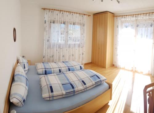 瓦尔道拉Appartements Oberleiter的一张床上有两个枕头的房间