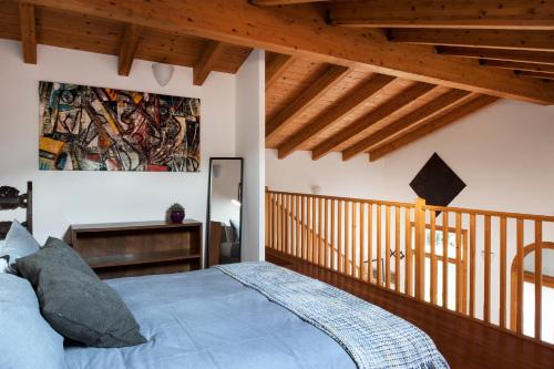 梅斯特Casa Lunia的卧室配有一张床,墙上挂有绘画作品