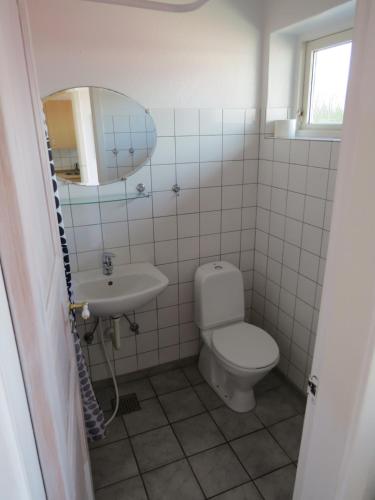 布拉万德加尔尼布拉凡汽车旅馆 的一间带卫生间和水槽的浴室
