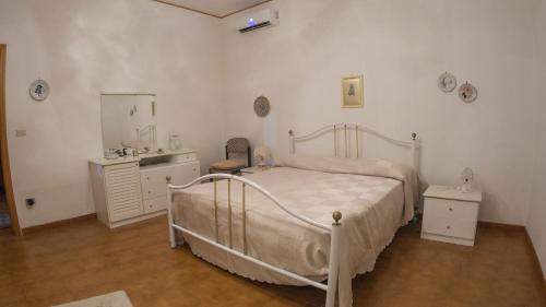 莱波拉诺Villa Ada的一间卧室配有一张床、梳妆台和镜子