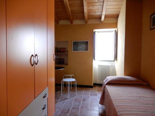Vasiacasa alberto的一间卧室配有一张床、一张书桌和一个窗户。